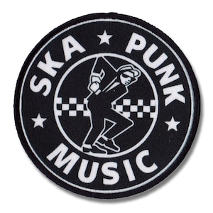 Op de afbeelding: Zwarte en witte ronde patch met de tekst "Ska Punk Music" en een gestileerd beeld van een dansende persoon.