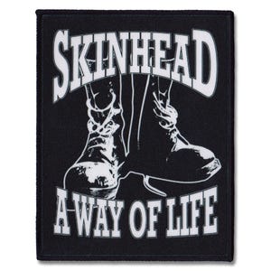 Op de afbeelding: Zwart-witte patch met de tekst "Skinhead A Way Of Life" en een paar laarzen.