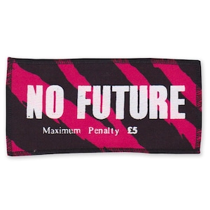 以下が含まれることがあります： 黒とピンクのストライプの生地のパッチで、白い文字で「NO FUTURE」と「Maximum Penalty £5」と書かれています。