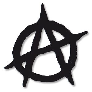 Può includere: Simbolo anarchico in bianco e nero, un cerchio con una A al suo interno, disegnato in uno stile grezzo e disegnato a mano.