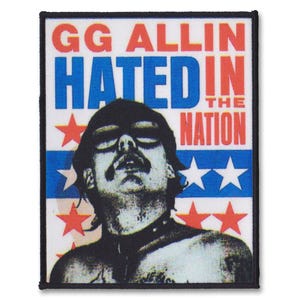 以下が含まれることがあります： 赤白青のアメリカ国旗の背景を持つ白黒のパッチ。パッチには、GG Allinの肖像画と「GG Allin HATED IN THE NATION」というテキストが描かれています。