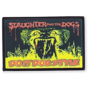 Könnte beinhalten: Ein rechteckiger Aufnäher mit schwarzem Rand und einer Grafik eines knurrenden Hundes. Der Text "SLAUGHTER AND THE DOGS" steht über dem Hund, "DO IT DOG STYLE" darunter. Text und Hund sind in Gelb und Rot gehalten.