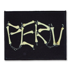 Puede incluir: Parche de tela negro con la palabra "PERU" escrita en blanco con formas óseas conectadas por una cadena plateada.