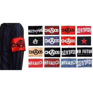Pode incluir: Um conjunto de 12 braçadeiras com vários designs punk rock. As braçadeiras apresentam texto e gráficos em preto e branco, incluindo as palavras "Chaos", "Destroy" e "No Fun". Algumas braçadeiras têm um padrão xadrez vermelho, branco e preto, enquanto outras têm um padrão xadrez preto e branco. Uma braçadeira tem uma estrela vermelha e as palavras "No Future" com o texto "Maximum Penalty" abaixo.