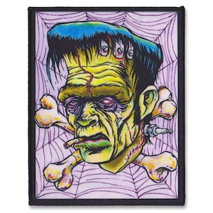Puede incluir: Un monstruo de Frankenstein verde y amarillo con un cigarrillo en la boca, rodeado de una telaraña y huesos cruzados.