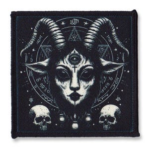 Op de afbeelding: Zwarte en witte geborduurde patch met een geitenkop met hoorns, een derde oog en een pentagram. De geitenkop is omgeven door een cirkel met cijfers en symbolen.
