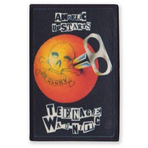 以下が含まれることがあります： 中央に赤とオレンジの円がある黒と白のパッチ。円には「For Glory」と書かれたドクロとクロスボーンがあります。銀色の鍵が円から突き出ています。パッチには「Angelic Upstarts」と「Teenage Warning」の文字が書かれています。