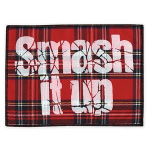 Könnte beinhalten: Roter und schwarzer karierter Stoff-Patch mit den Worten "Smash It Up" in Weiß, gebrochene Buchstaben.