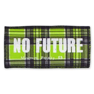 Peut inclure: Un patch en tissu écossais vert et noir avec le texte "NO FUTURE" en lettres blanches. Le texte "Maximum Penalty £5" est imprimé sous le texte principal.
