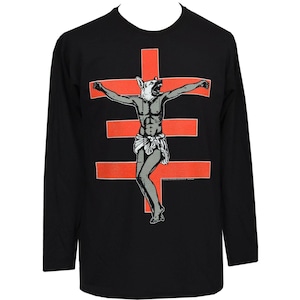 Peut inclure: T-shirt à manches longues noire avec un imprimé graphique d'une personne avec une tête de chien sur une croix. La croix est rouge et le fond est noir.