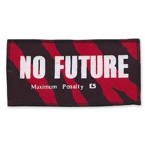 以下が含まれることがあります： 赤と黒のストライプの生地のパッチで、白い文字で「NO FUTURE」と書かれています。テキストの下には「Maximum Penalty £5」とあります。