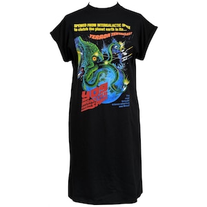 Op de afbeelding: Zwarte t-shirtjurk met een kleurrijke afbeelding van een tentakelachtig monster dat zich om een blauwe planeet wikkelt. De tekst op de shirt luidt: "Spewed from intergalactic space to clutch the planet earth in its... TERROR TENTACLES!" en "YOG MONSTER FROM SPACE".