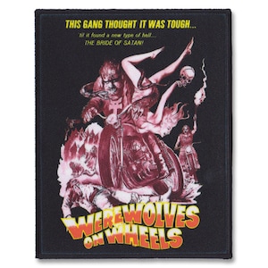 Może przedstawiać: Czarno-biała łatka z czerwoną i białą ilustracją wilkołaka jadącego na motocyklu. Tekst "THIS GANG THOUGHT IT WAS TOUGH... til it found a new type of hell... THE BRIDE OF SATAN! WEREWOLVES ON WHEELS" jest nadrukowany na łatce na żółto.
