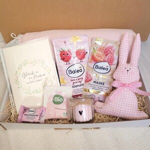 Oster/Wellness-Geschenkbox mit Stoffhase, Kerze, Plaid & Grußkarte personalisiert | Geschenkset rosa | Osterdeko Hase | Ostergeschenk Mama