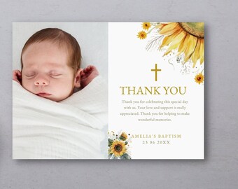 Puede incluir: Una tarjeta de agradecimiento con una foto de un bebé durmiendo. La tarjeta tiene una cruz dorada, girasoles y el texto "Gracias" y "Bautizo de Amelia 23 06 20XX".