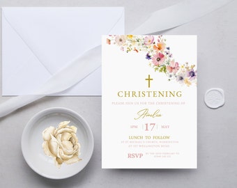 Puede incluir: Una tarjeta blanca con letras doradas anunciando un bautizo para Amelia. La tarjeta está decorada con un diseño floral de acuarela en tonos de rosa, morado y amarillo. El texto dice "Bautizo" y "Por favor, únase a nosotros para el bautizo de Amelia". La fecha y hora del evento se enumeran como "1 PM | 17 | MAYO". La ubicación se enumera como "Iglesia de San Miguel, Warrington en 157 Wellington Road". La información de RSVP se enumera como "RSVP antes del 5 de febrero al 07846 345 123".