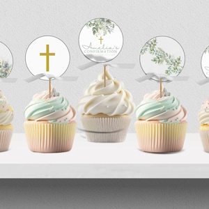 Può includere: Cinque cupcake decorati con glassa bianca e codette colorate. Ogni cupcake è sormontato da un topper di carta rotondo con una croce dorata o un disegno ad acquerello di verde e il testo "Confirmazione di Amelia".