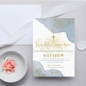 Può includere: Un invito in acquerello blu e oro per una Prima Comunione. L'invito presenta una croce dorata e il nome Matthew. Il testo recita: "Prima Comunione, Vi preghiamo di unirvi a noi per la Prima Comunione di nostro figlio Matthew, alle cinque in punto di sabato diciotto febbraio presso la Chiesa di San Michele, Warrington, Festa a seguire in 117 Wellington Road, RSVP".