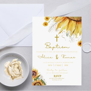 Könnte beinhalten: Tauf-Einladung mit Aquarell-Sonnenblumen und goldenem Text. Die Einladung enthält die Namen Alice & Thomas, Veranstaltungsdetails und RSVP-Informationen. Ein weißer Umschlag, ein Band und eine kleine Schale mit einer Blume sind ebenfalls vorhanden.