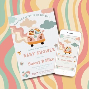 Può includere: Un invito a una baby shower con un design retrò che presenta un camper rosa e bianco con un fiore sul davanti. L'invito dice "Un piccolo camper è in arrivo" e "Si prega di unirsi a noi per una baby shower in onore di Stacey & Mike".
