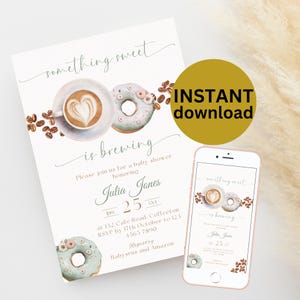 Pode incluir: Um convite para um chá de bebê com um design de xícara de café e donut. O convite diz "something sweet is brewing" e inclui o nome "Julia Jones" e a data "25 de outubro".