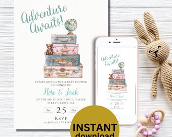 Peut inclure: Faire-part de baby shower avec le texte "Adventure Awaits !" représentant une pile de valises vintage, un globe et un ours en peluche. L'invitation comprend les noms Rose & Jack, la date, l'heure et les informations RSVP. Un téléphone affiche le même design.