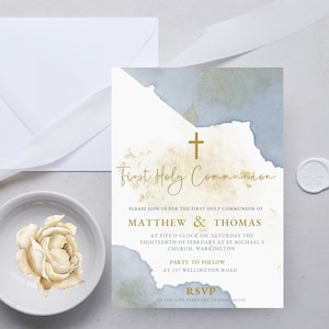 Può includere: Un invito per la Prima Comunione in acquerello blu e oro. L'invito presenta i nomi Matthew & Thomas, la data e l'ora della cerimonia e la posizione del ricevimento. L'invito è decorato con una croce dorata e uno sfondo ad acquerello.