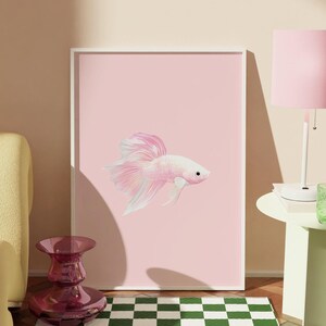 Peut inclure: Un tapis à carreaux verts et blancs devant un canapé jaune, une estampe encadrée rose d'un poisson rose, une lampe rose avec une base blanche et un verre vert sur une table d'appoint vert clair.
