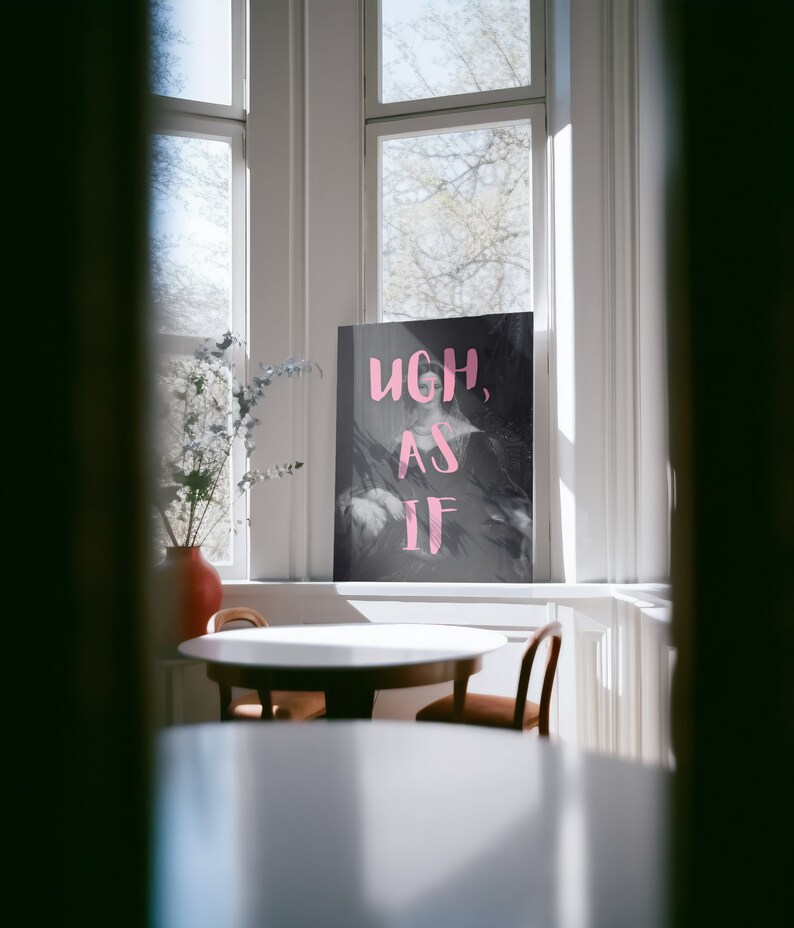 Puede incluir: Un p&oacute;ster en blanco y negro con las palabras "ugh, as if" en letras rosas. El p&oacute;ster est&aacute; colgado en una pared blanca en una habitaci&oacute;n con una mesa y sillas.