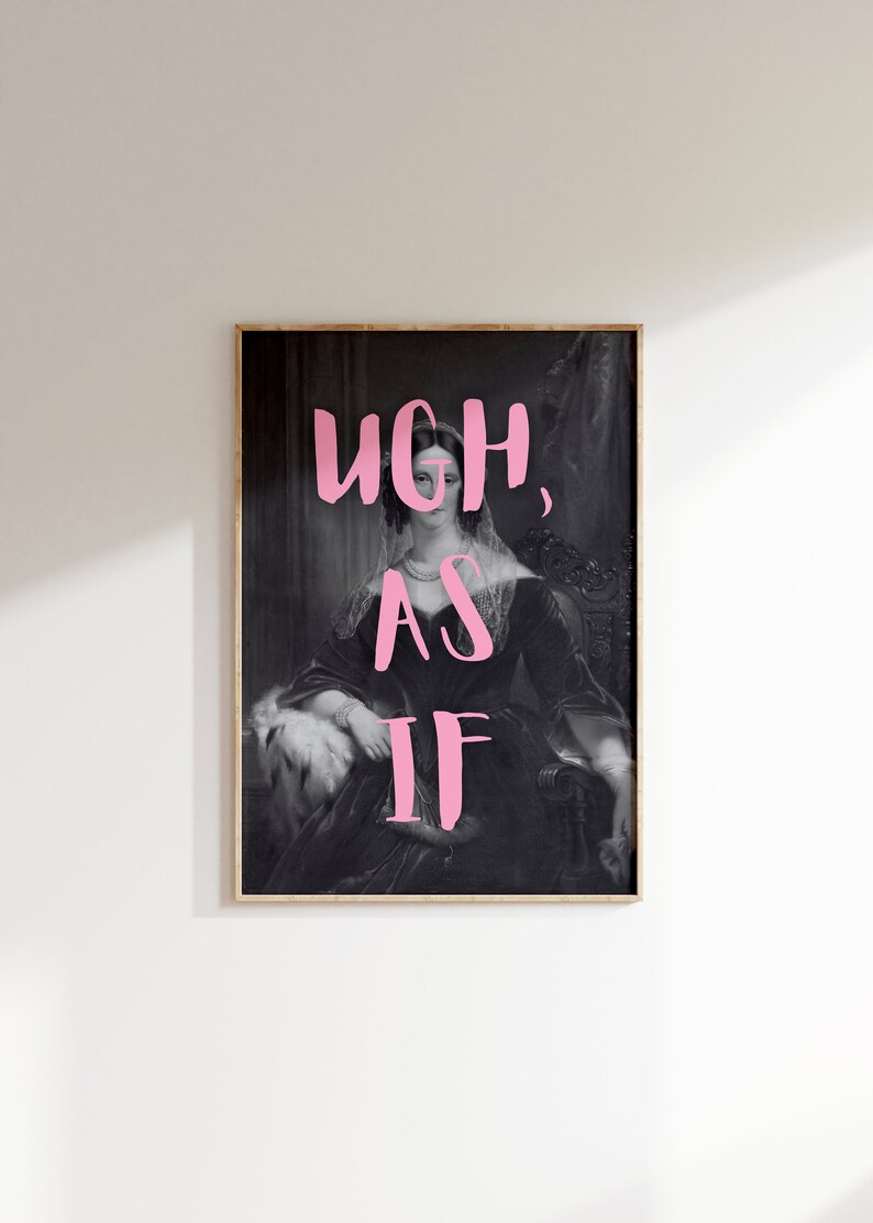 Puede incluir: Un retrato en blanco y negro de una mujer con un vestido con una superposici&oacute;n rosa del texto "UGH, AS IF".
