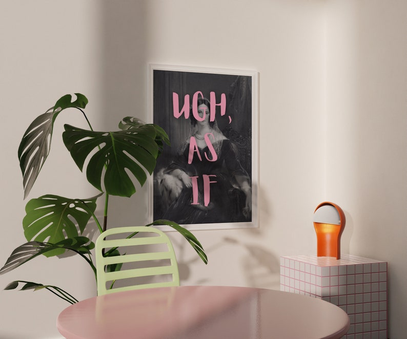 Puede incluir: Una impresi&oacute;n enmarcada en blanco y negro con el texto "Ugh, as if" en letras rosas. La impresi&oacute;n presenta a una mujer con un vestido y est&aacute; colgada en una pared blanca. Una planta verde est&aacute; en primer plano, y una peque&ntilde;a l&aacute;mpara naranja est&aacute; sobre una superficie de azulejos blancos.