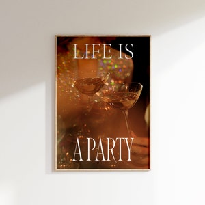Impresión de Life Is A Party • Póster Retro Cheers Martini • Impresiones de fiesta de copas tintineantes • Póster con temática disco • Happy Hour Preppy Bar Cart Art