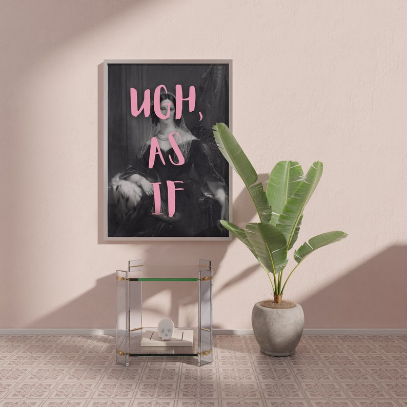 Puede incluir: Una impresi&oacute;n enmarcada con una imagen en blanco y negro de una mujer con un vestido. El texto "UGH, AS IF" est&aacute; escrito en letras rosas en la impresi&oacute;n. La impresi&oacute;n est&aacute; colgada en una pared rosa sobre una mesa de vidrio con una calavera blanca encima. Una planta verde en maceta est&aacute; delante de la mesa.