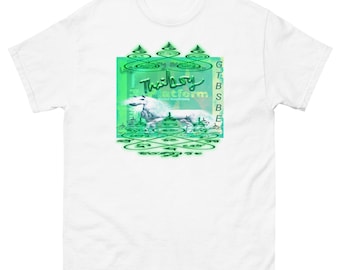Op de afbeelding: Wit t-shirt met een groen en blauw ontwerp. Het ontwerp bevat het woord "Thailasy" en een afbeelding van een wit paard. Er is ook extra tekst en symbolen aanwezig.