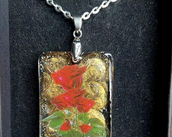 Set Collana con ciondolo e orecchini in resina lavorati e rose