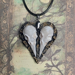 Collana con ciondolo a cuore e due teste di corvo su cornice, fatto a mano, stile gotico, dark