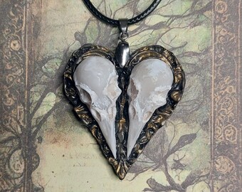 Collana con ciondolo a cuore e due teste di corvo su cornice, fatto a mano, stile gotico, dark