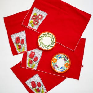 red floral placemats with utensil or napkin holder vintage table linens retro table mats vintage pattern textile dining table styling