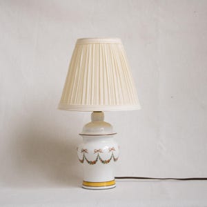 Lámpara de mesa de cerámica vintage, luz de noche blanca, pantalla plisada, cintas y lazos.