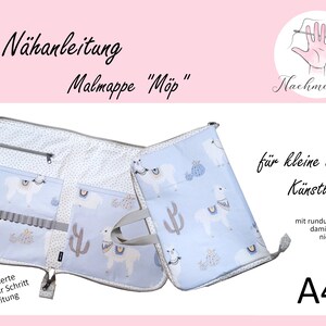 Könnte beinhalten: Eine hellblaue Künstlerbedarf-Organizer mit einem Lama- und Kaktusmuster. Der Organizer hat mehrere Taschen, einen Reißverschluss und einen Griff. Auf dem Organizer steht "Nähanleitung Malmappe Möp" und "für kleine und große Künstler!" Größe A4.