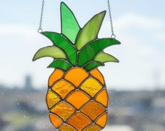 ステンドグラスのパイナップルサンキャッチャー：トロピカルな窓辺の
