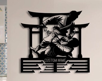 Pode incluir: Arte de parede de metal preto que retrata duas figuras em uma pose de artes marciais, contra uma porta de templo japonesa tradicional. A arte inclui o texto "CUSTOM NAME" na parte inferior.