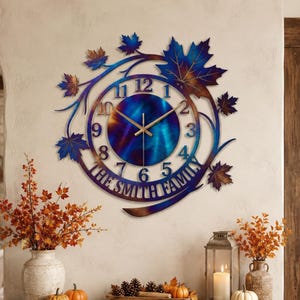 Horloge murale en métal en forme de feuille d'érable torréfiée par le feu, oeuvre d'art murale personnalisée automnale pour un salon ou une décoration de ferme