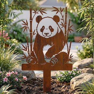 Op de afbeelding: Een roestkleurige metalen tuinsteker met een uitgesneden silhouet van een panda die tussen bamboestengels zit. Het ontwerp is plat met een puntige basis om in de grond te steken en heeft een verweerde bruine afwerking over het hele metaal.