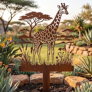Può includere: Un picchetto da giardino in metallo marrone con la sagoma tagliata al laser di una giraffa in un paesaggio di savana con alberi di acacia ed erba alta. Il design include una base piatta con un picchetto verticale per il terreno.