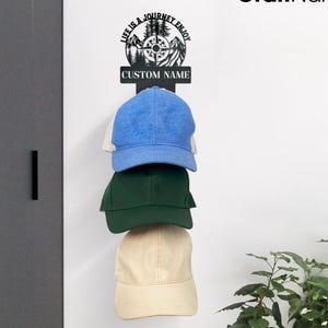 カスタムハイキングメタルハットラック、ハイキングをテーマにしたメタルハンギングキャップラック、帽子用ウォールフックオーガナイザー、ハイキング愛好家へのギフト、父の日ギフト