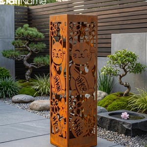 Puede incluir: Una escultura de jardín alta y rectangular de metal de color naranja oxidado. La escultura presenta diseños recortados de un gato que hace señas, flores y caracteres japoneses. La escultura está colocada en un jardín con bonsáis y una fuente de agua.