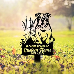 Puede incluir: Silueta negra de metal de un bulldog sentado en hierba alta con un letrero que dice "En memoria cariñosa de Custom Name 2016 - 2024".