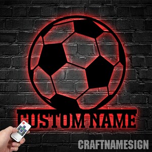 Décoration murale personnalisée en métal de ballon de football avec lumière LED, décoration personnalisée de signe de nom de joueur de football pour la chambre, décoration LED en métal de ballon de football en métal