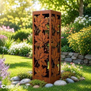 Tuinzuil met herfstbladmotief van esdoorn, roestkleurige metalen decoratie voor buitenruimte en gazon in de herfst.